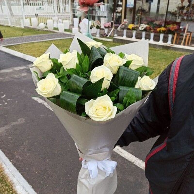Небольшой букет из 9 белых роз